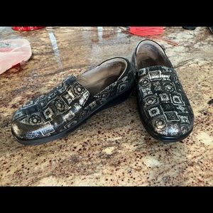 Algeria clogs, size 41. Fits US size 10.